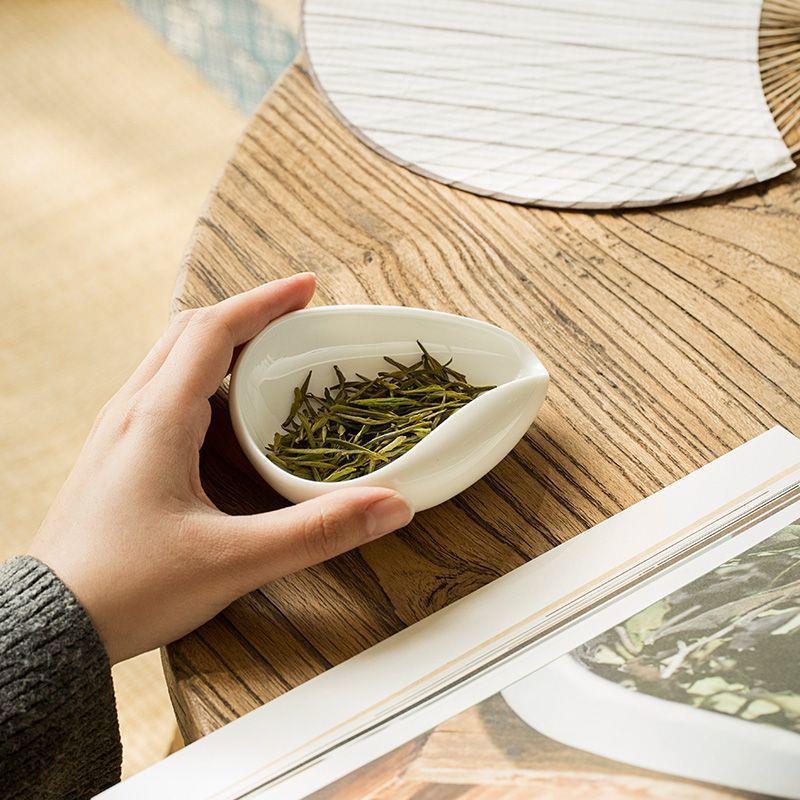 Dehua White Porcelain Tea Scoop for Pu'er Tea Ceremony – Ceramic Tea Leaf Holder and Viewing Tool.