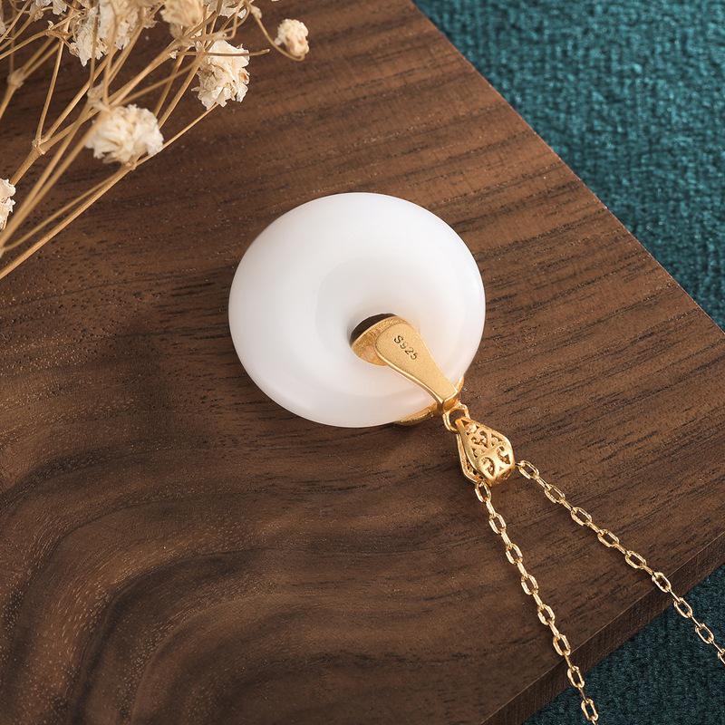 Ancient Style Influencer Live Stream Necklace: Gold-Plated Peace Buckle with Imitation Hetian Jade - Perfect Retro Gift for Mom