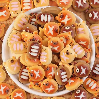 Cartoon-Bär Harz-Accessoires: Brot Lebensmittel Spielzeug, DIY Handwerk Sahne Kleber, Handyhüllen Aufnäher, Haar Accessoires und Clog Schuhe Anhänger.