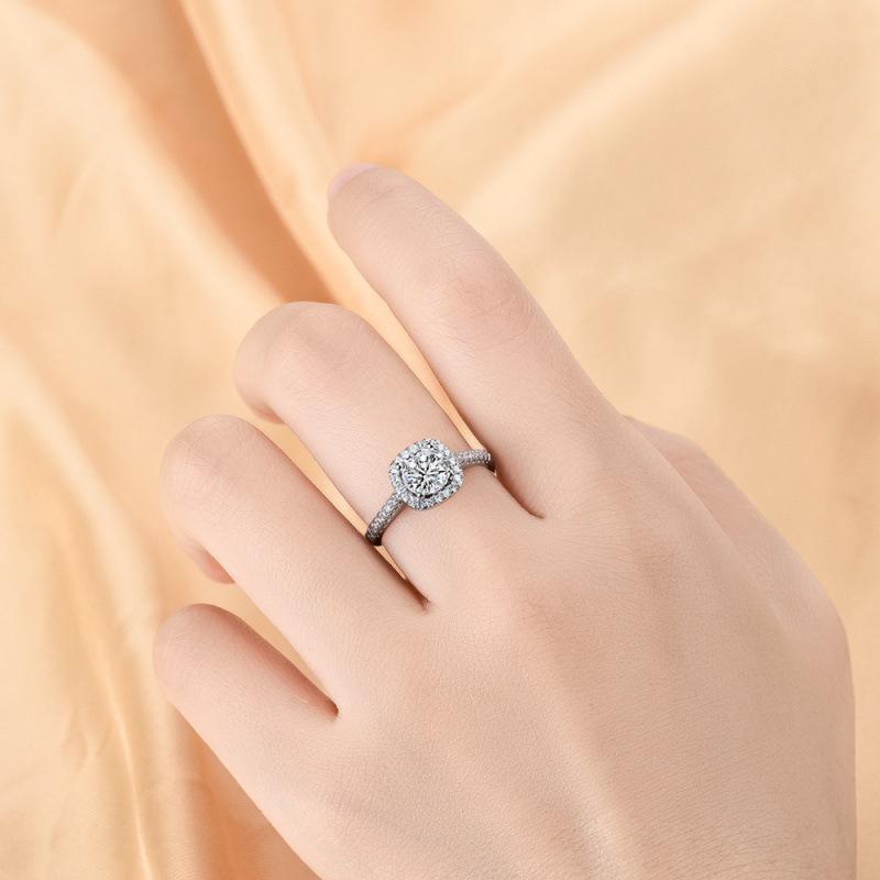 Elegant Square Inlay Diamond Ring: Light Luxury Moissanite Proposal Ring with Four-Claw Setting