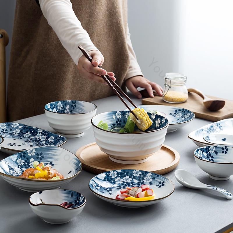 Keramické talíře v japonském stylu s květinami, retro restaurace, mořské plody, sushi talíř, domácí lahodné pokrmy, rýžové misky, vynikající stolní nádobí