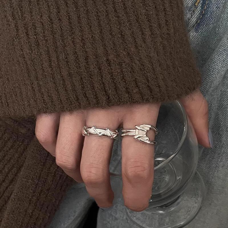 Curved Line Ring Female Ins Wind Niche Simple Cold Wind Finger Ring Advanced Sense Hundreds of Tide Elegant Simple Women Rings