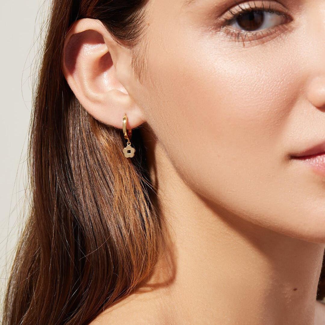 

Новинка Мини-серьги-подвески в виде цветка Простой дизайн Титановая сталь с покрытием 18-каратное золото Серьга-кольцо для женщин, мода золотой