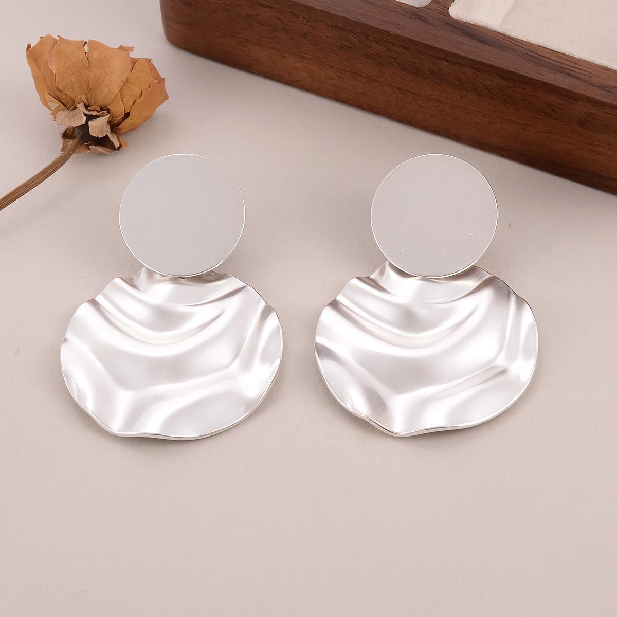 

Retro metal disc hollow stud earrings geometric round European and American versatile wave stripe fashion ins exaggerated earrings