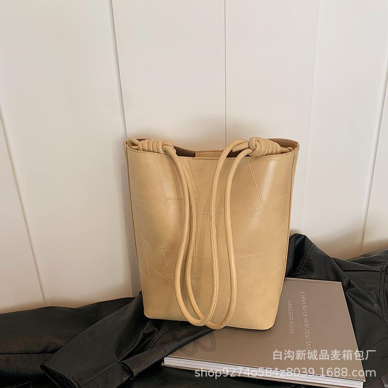 

Popular bucket bag women s large-capacity mother and child bag 2025 new retro French underarm shoulder crossbody bag хакі