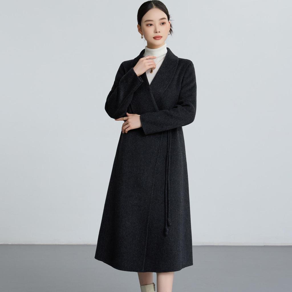 Eleganter doppelseitiger Kaschmantel für Frauen mittleren Alters - Herbst/Winter 2025 Kollektion.