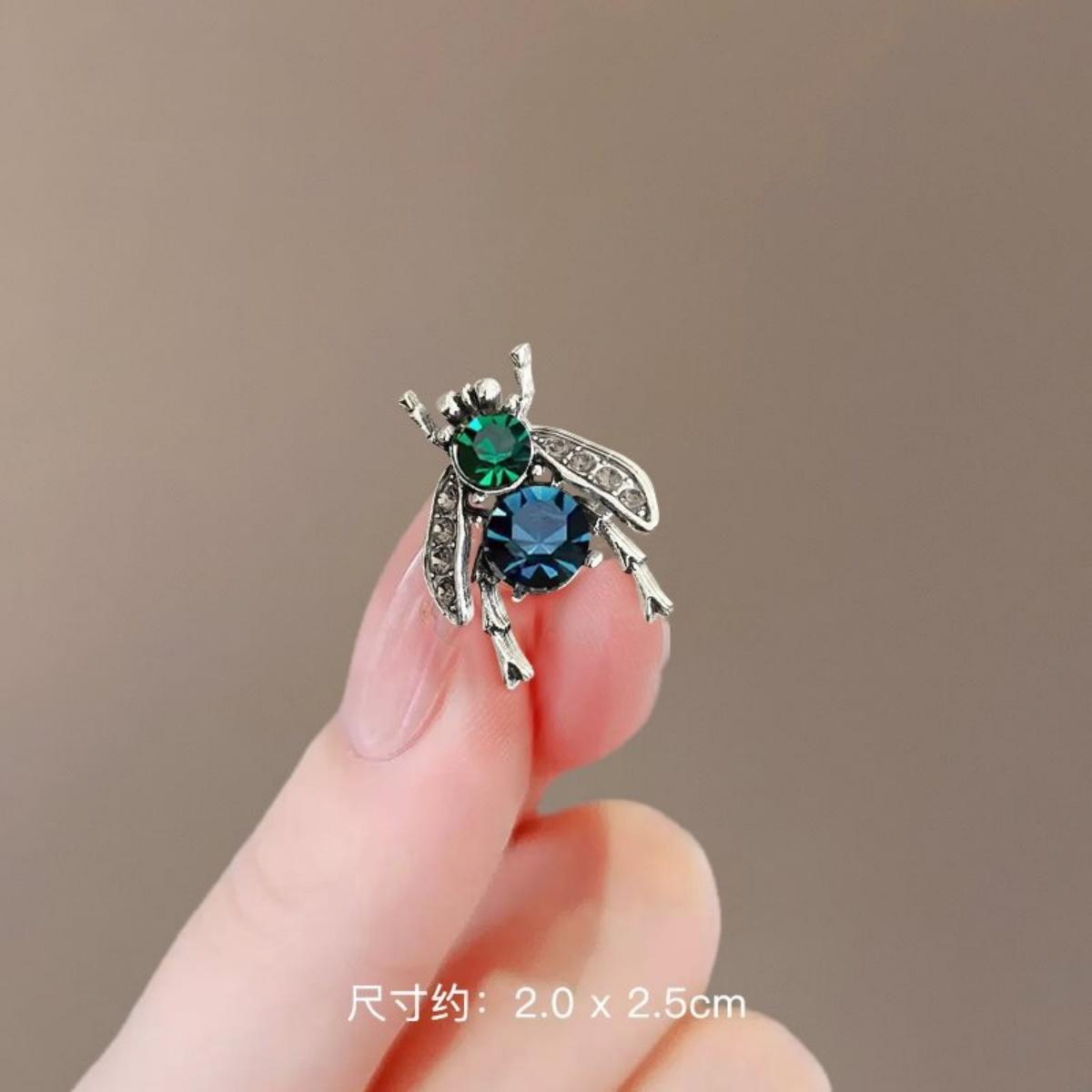 

Vintage Rhinestone Bee Brooches Pins Elegant Dainty Little Bee Insect Animal Coat Lapel Badge Party Jewelry Gift For Women Men