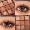 Palette di nove colori di ombretti opachi e glitterati impermeabili: a lunga tenuta, anti-sudore e illuminanti.