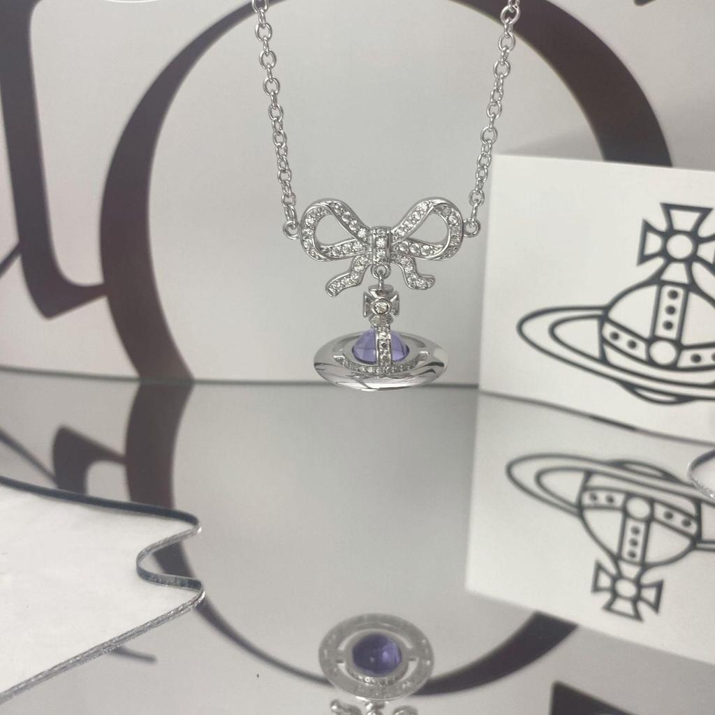 Vivienne Westwood Rosa rosett Orb halsband: Damernas Högkvalitativa 3D Saturnus Nyckelbenskedja med Basketbollberlock.