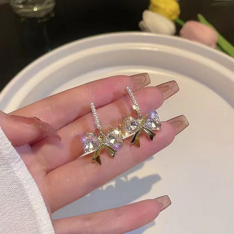 Fashion and elegance, atmospheric bow pearl earrings, women's design sense, versatile, exquisite stud earrings, sweet temperament, ear jewelry