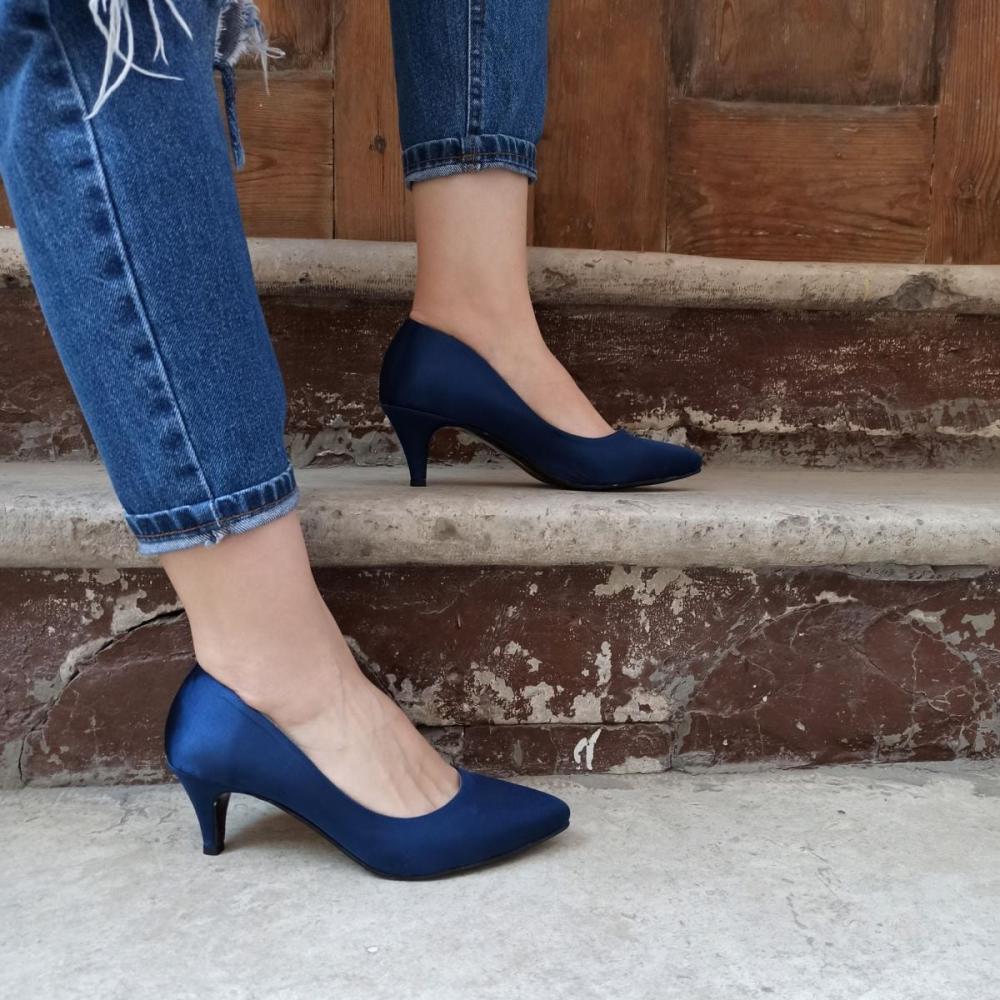 

Модные женские темно-синие атласные туфли на каблуке