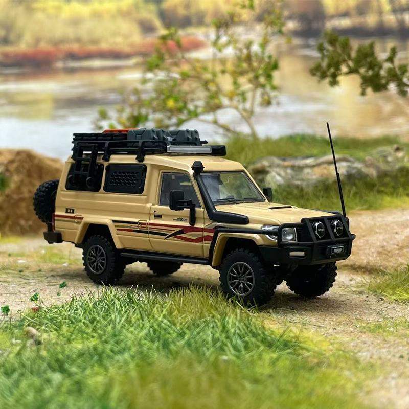 

Toyota Land Cruiser LC78 1:64 Land cruiser J70 personnel carrier diecast alloy car model, collection ornament, adult decoration.