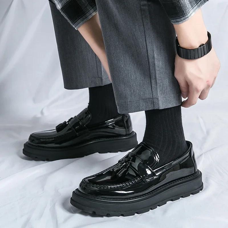 Fashion British Style Business Casual Leather Tooling Shoes Men Banquet Dress Classic Round Toe Business Shoe Office Casual Walking Shoe