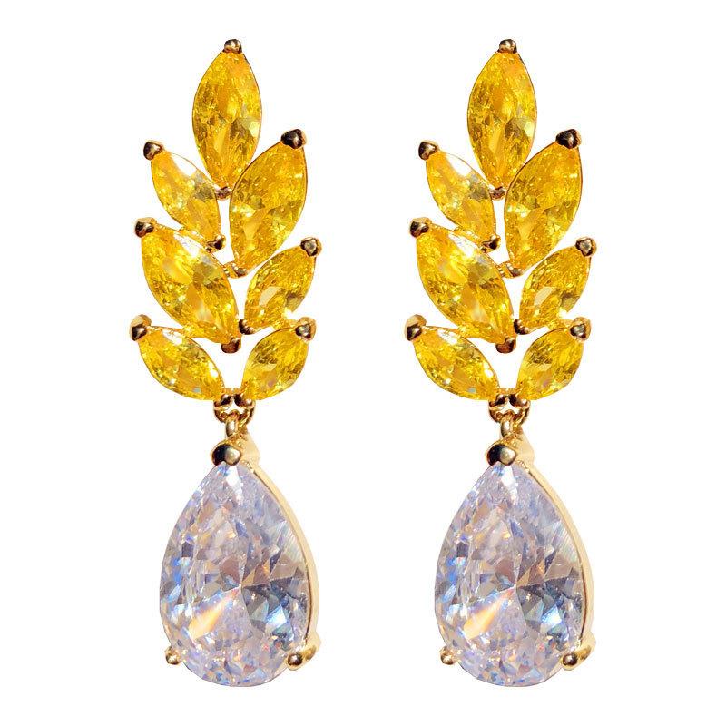 Rare Designer Luxury Retro Gold Earring Earring Earrings with Water Drop Zircon Female Fashion