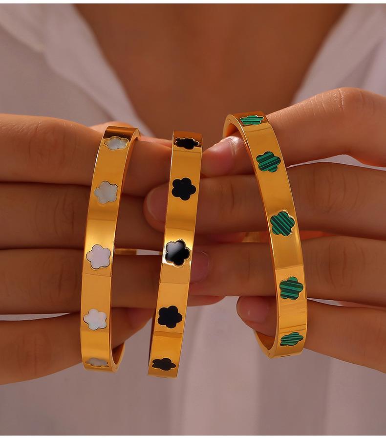 Elegant Gold-Plated Titanium Steel Bracelet with White Shell Flower and Geometric Acrylic Inlay