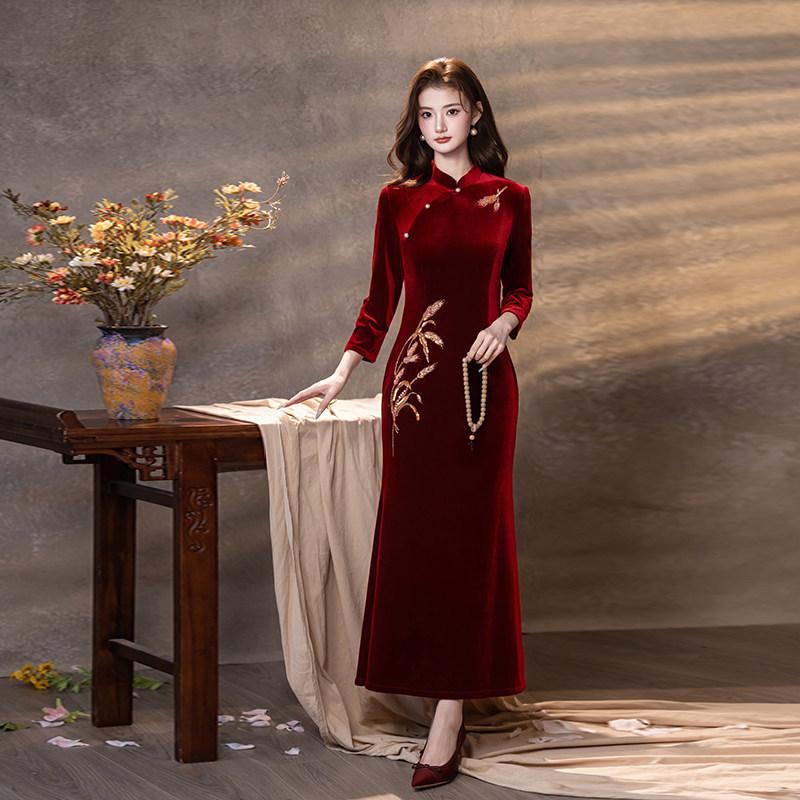 Embroidered burgundy velvet national style new Chinese Suzhou long-sleeved improved cheongsam women's senior feeling happy mother-in-law wedding dress