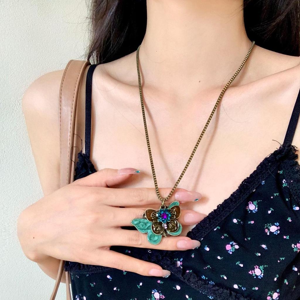 Rhinestone Twin Butterfly Pendant Necklace: Vintage Ethnic Style, Trendy Clavicle Chain for Women