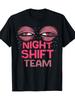 Herren T-Shirt mit Grafik "Night Shift Team" - Schwarz mit Rosa & Weißer Schrift