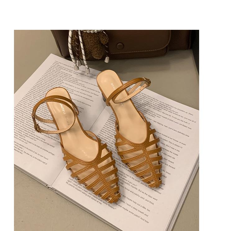 

2025 spring and summer new French temperament literary retro pointed low thick heel Roman sandals women s pig cage shoes summer 40 коричневий