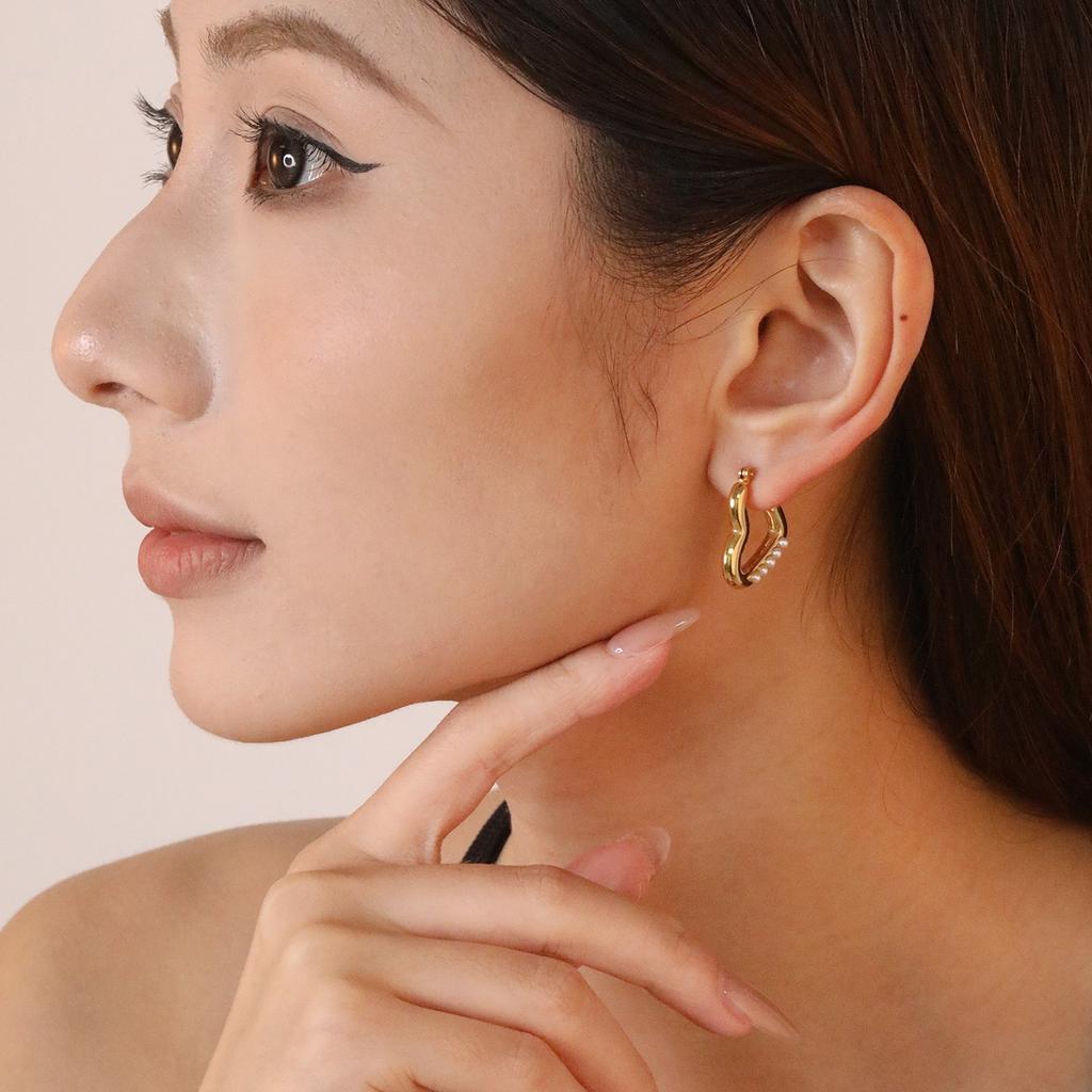 Jewelry Hollow Heart Sticky Pearl Earrings Niche Exquisite Temperament Love Ear Buckle Plated 18K Gold Earrings Women