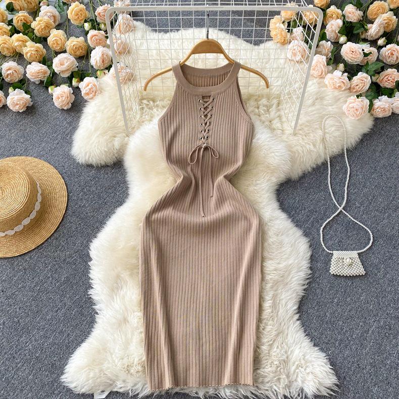 Elegantes ärmelloses Damen-Strickkleid mit Rundhalsausschnitt 6186 - Schlanke Passform, Bindegürtel, Hüftbetonendes Design für den Weg zur Arbeit
