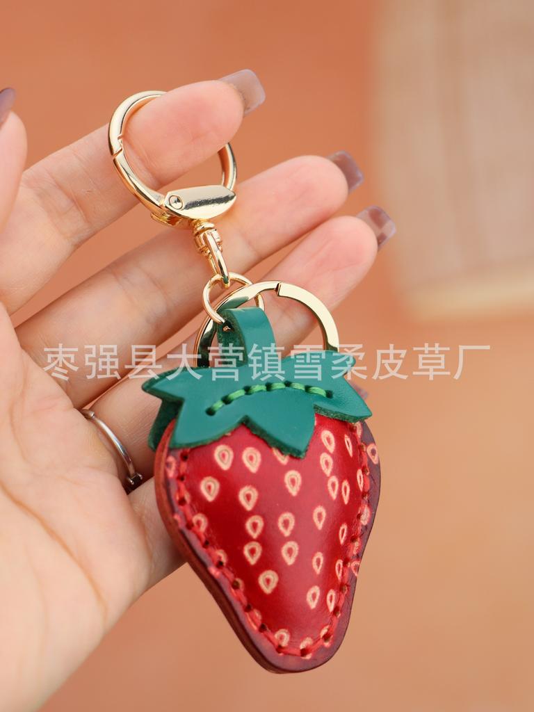 First Layer Cowhide Small Strawberry Keychain Pendant, Locomotive Car Key Chain Accessories, Bag Pendant, Cute Little Gift