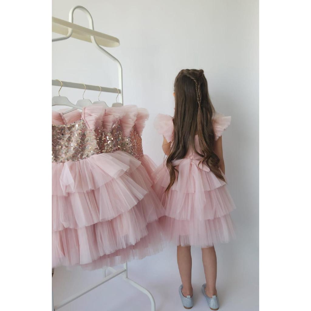 Detaliu rochie de seară pentru nuntă, cu design special, alb pentru fete. Vezi tabelul cu mărimi din videoclip