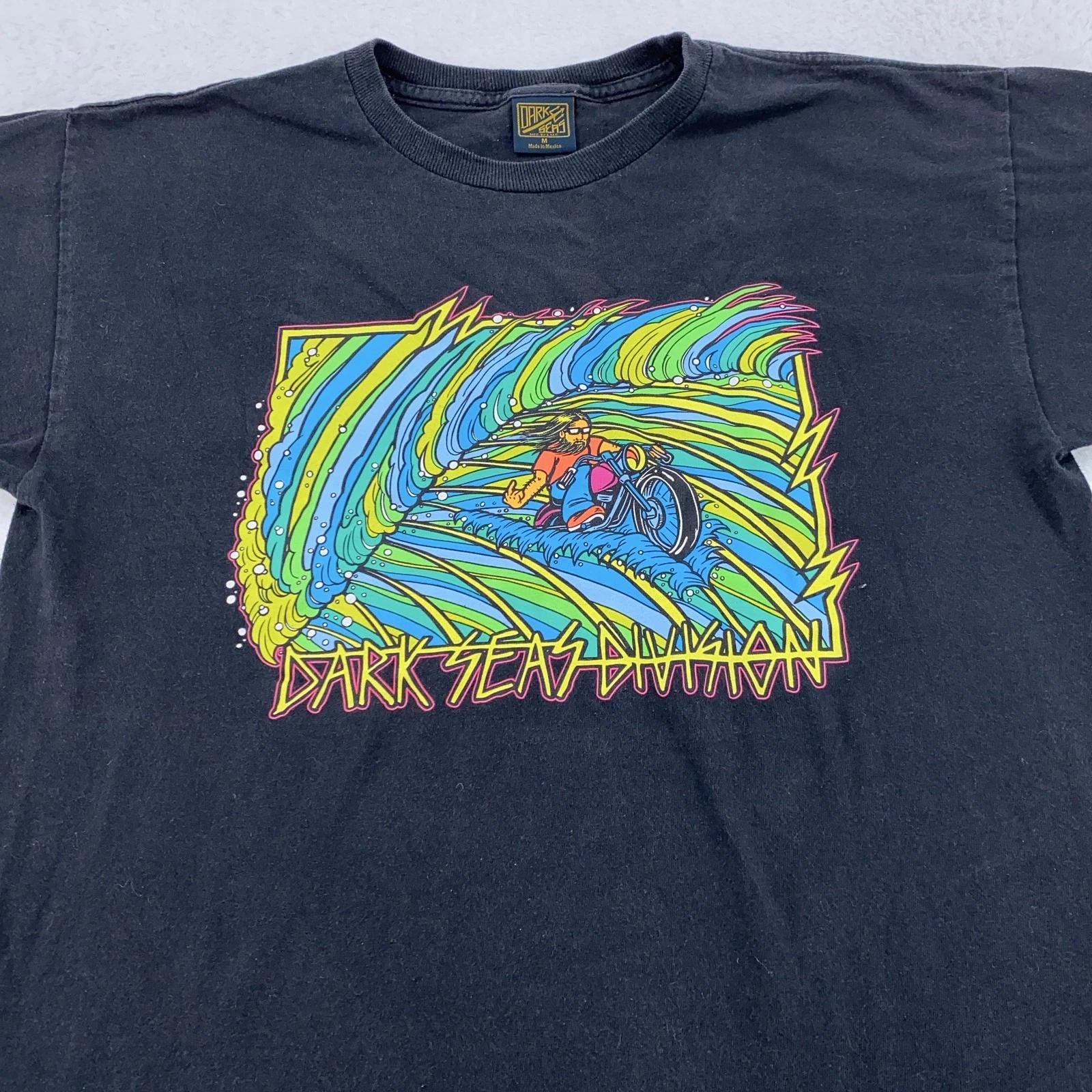 

Dark Seas Division Shirt Mens Medium Black Graphic Surf Wave Biker Tee LMC S