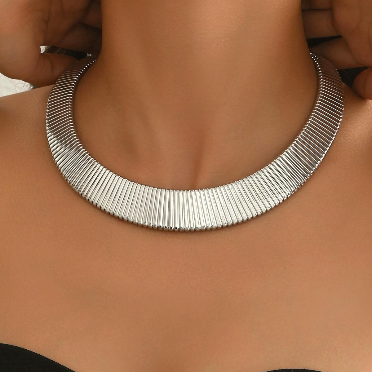 

Кольє широке, елегантне, персоналізоване, висококласне, панк і розкішне для жінок. срібний