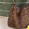 Herbst und Winter Retro Leopardenmuster Flanelltasche Damen 2025 neue Schulter-Tragetasche mit großem Fassungsvermögen Pendler-Tragetasche