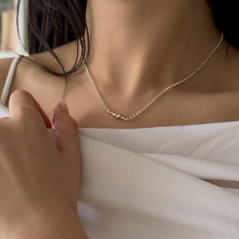 Melliv Silver Knot Necklace_mvn61