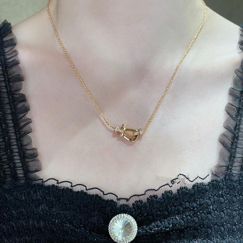 Náhrdelník s podkovou sponou F Family: Střední poloviční diamant, CNC vyřezávaný, 18K zlatem pokovený vynikající choker řetízek na klíční kost.