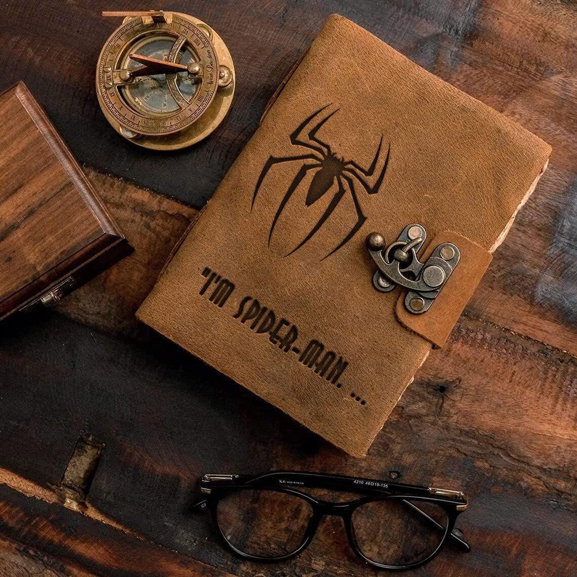 

Кожаный чехол ручной работы с декоративными краями, винтажный дневник с гравировкой паука и металлическим замком, ежедневник-планировщик, тетради для письма 5 x 7 in коричневый