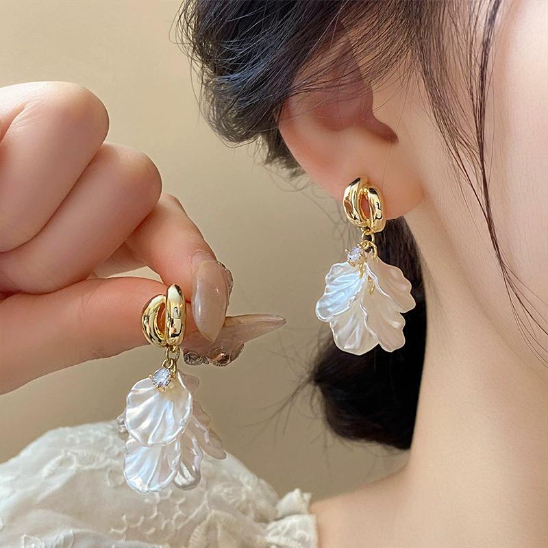 Flower Dangle Earrings for Women Golden Bend Metal Drop White Acrylic Petal Tassel Long Earrings Personality Jewelry