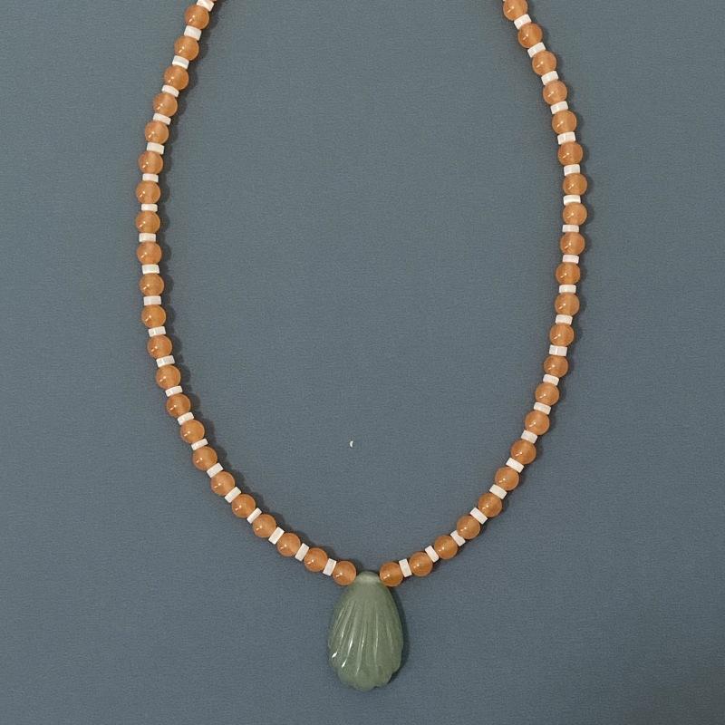 Ожерелье из ракушек и цветных камней с резной рыбкой Простая яркая цепочка на ключицу Праздничные украшения