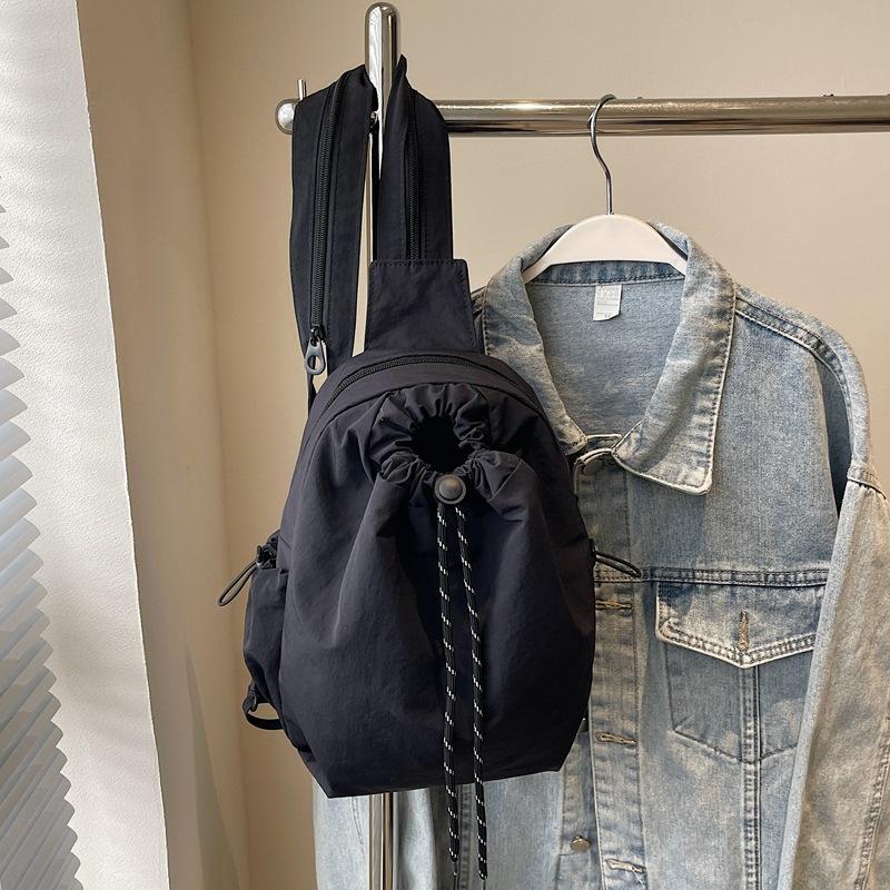 2025 Новый Повседневный Нишевый Дизайн Складки Индивидуальность Простой Модный Тренд Спортивный Наплечный Рюкзак Женская Сумка