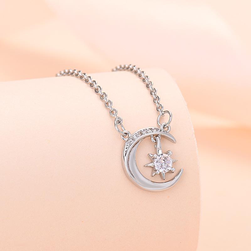 Collier Style Coréen Étoile et Lune: Chaîne de clavicule élégante et polyvalente pour femmes, cadeau de Noël parfait