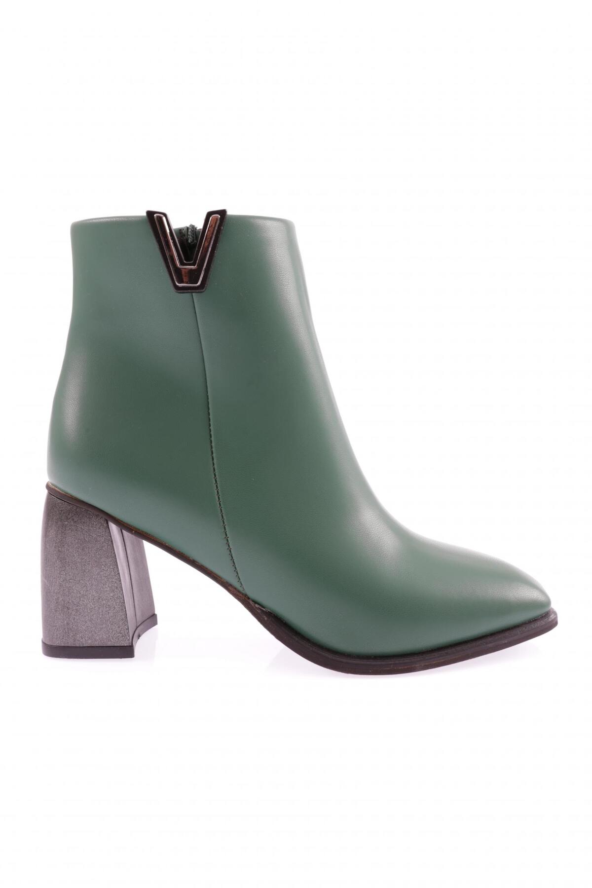 

Женские модные ботинки на каблуке с тупым носком