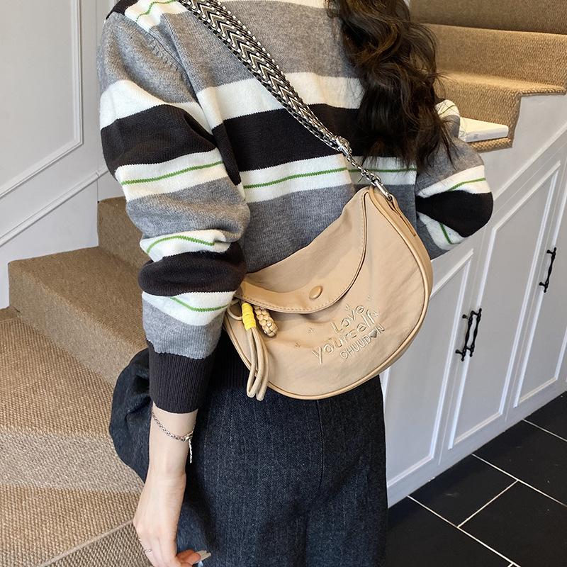 Casual bag women's 2025 new summer walking mobile phone small messenger bag fashion super fire shoulder bag saddle bag