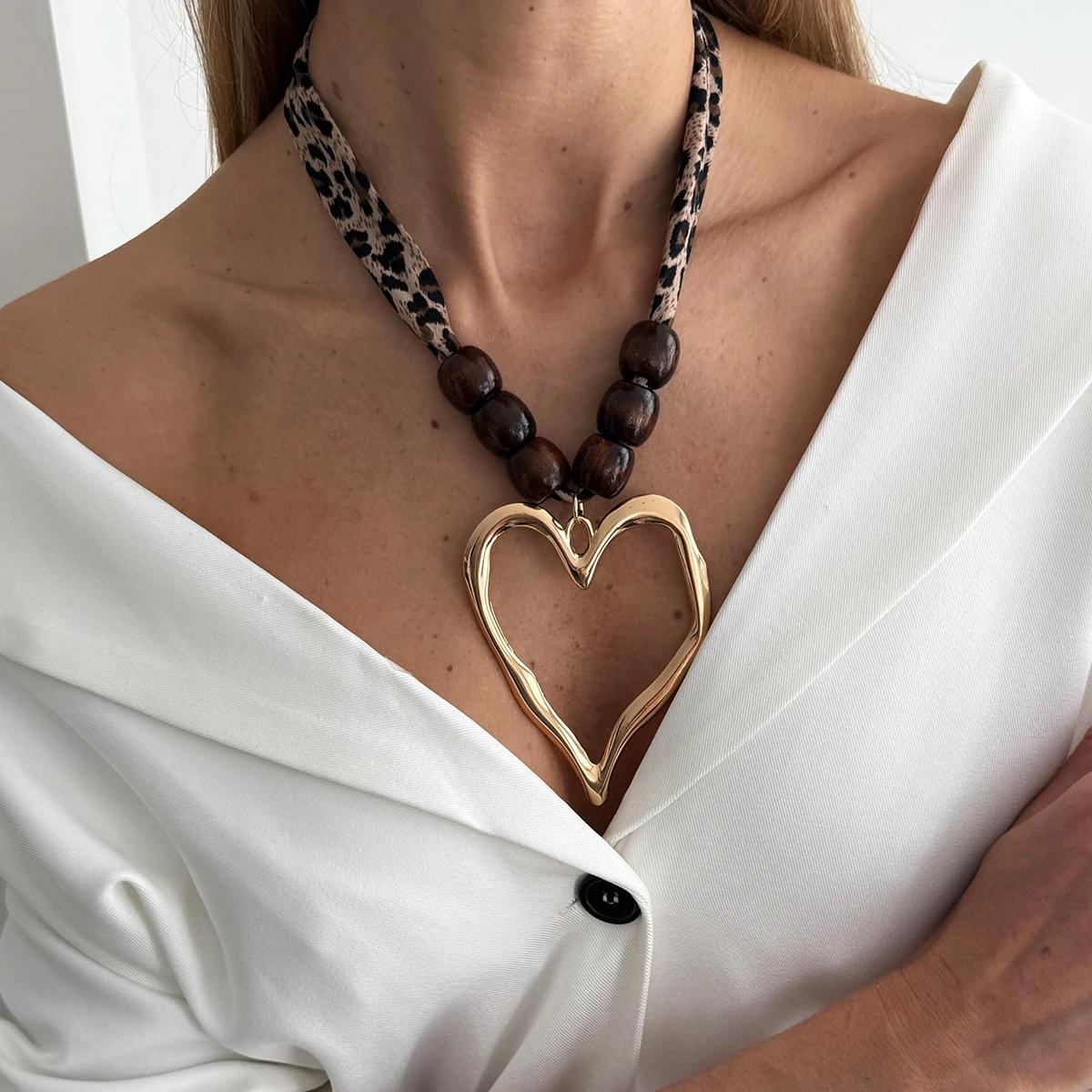 

New Exaggeration Big Gold Color Metal Hollow Heart Shape Pendant Necklace Women Trendy Creative Fabric Chain Jewelry Gift