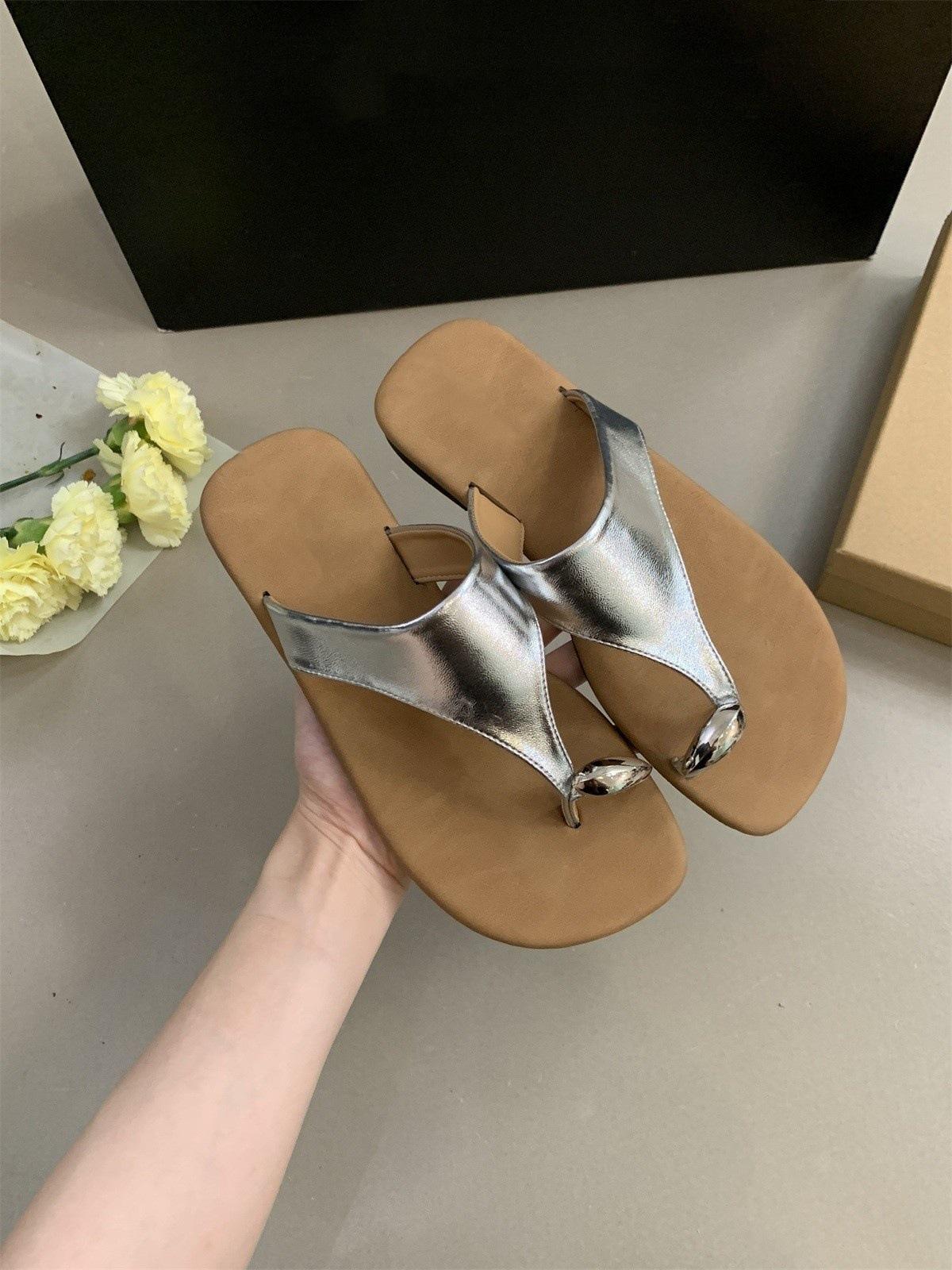 

Fashion set of toe slippers for women to wear summer Korean flip-flops for women s flat-bottomed seaside vacation beach shoes, beautiful sandals 35