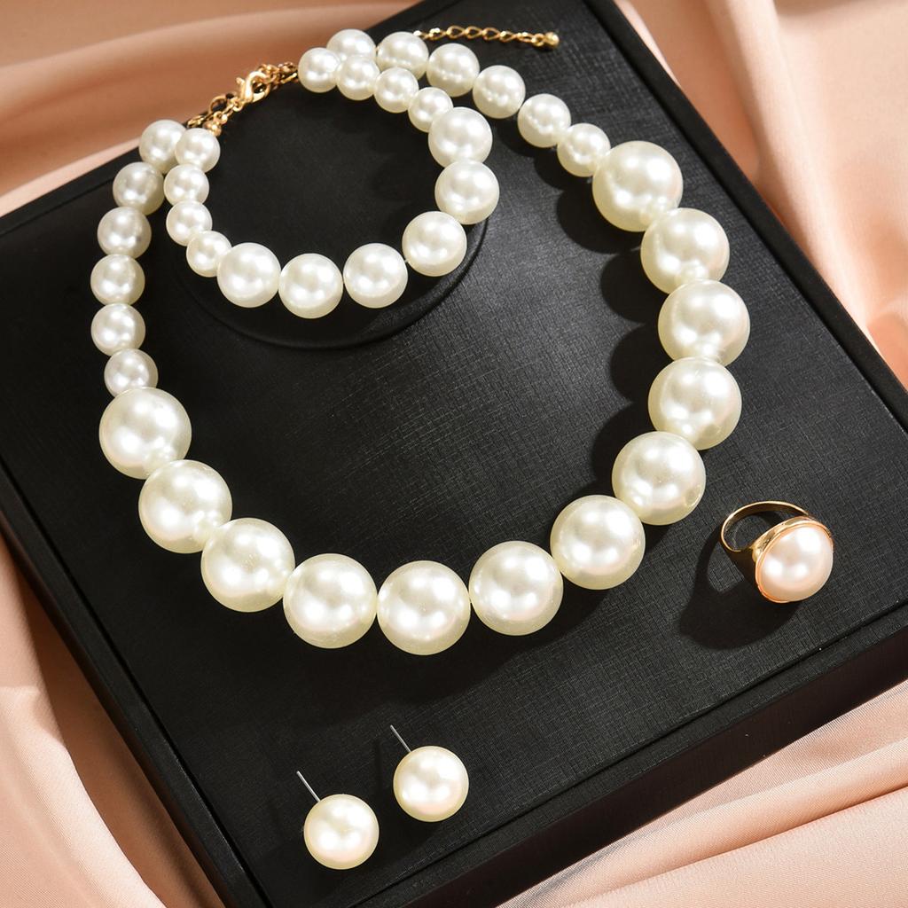 Retro Light Luxury French Five-piece Pearl Jewelry Set, Fashionable and High-end Banquet Dress with Accessories for Women