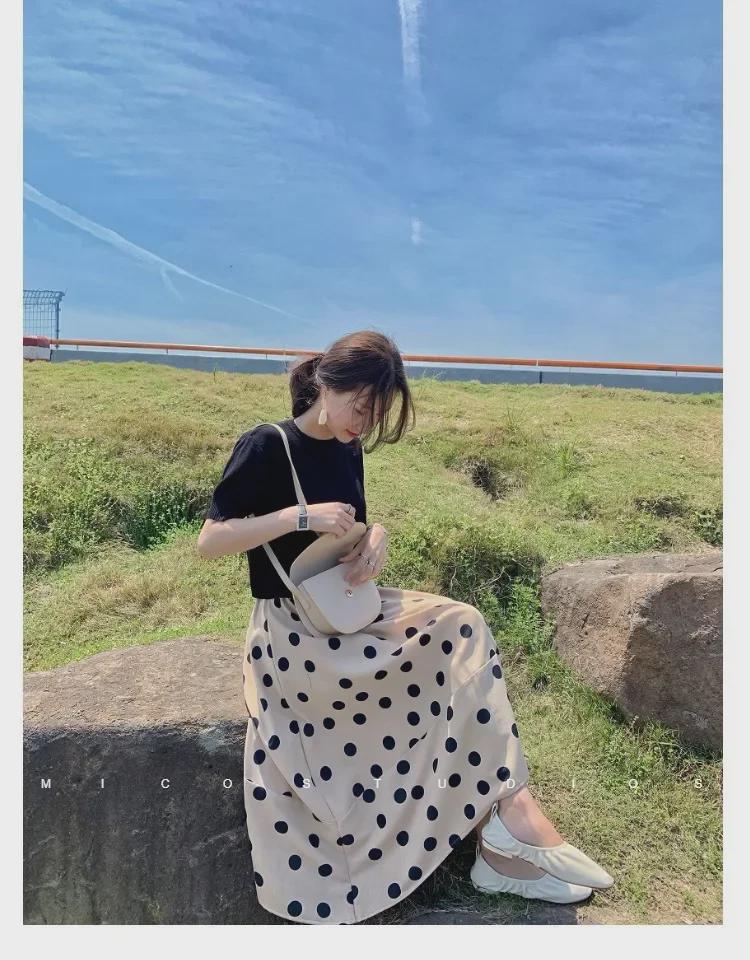 Dámský francouzský retro puntíkovaný kostýmek se sukní: Pletené tričko s krátkým rukávem a dlouhá sukně ke kolenům.