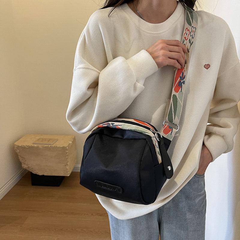 Fashion Crossbody Bags For Women Oxford Cloth Pillow Shell Shoulder Bag Large Capacity Travelling Casual Street Small Fabric Bag