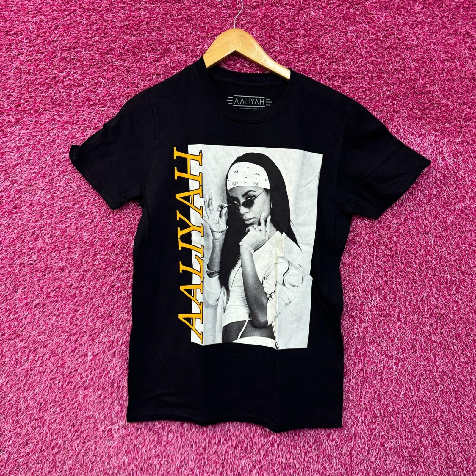 

Aaliyah portrait T-shirt size small. S