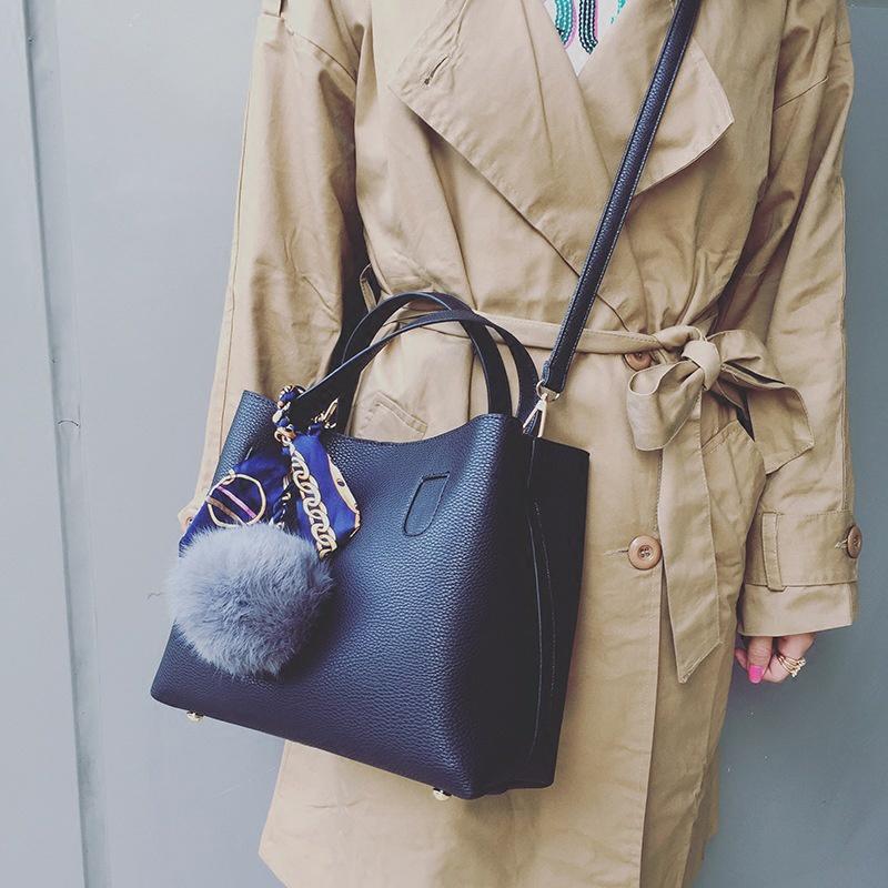 Elegante Damenhandtaschen mit Pelzkugel und Seidenschal Crossbody Einzelne Umhängetaschen