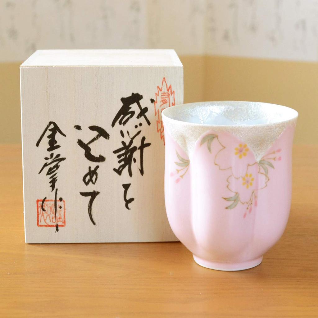 A Day gift of A cherry blossom Arita Hana no Mai with a message card and wooden Made in Mother's gratitude. petal-shaped teacup, ware, (pink), box.