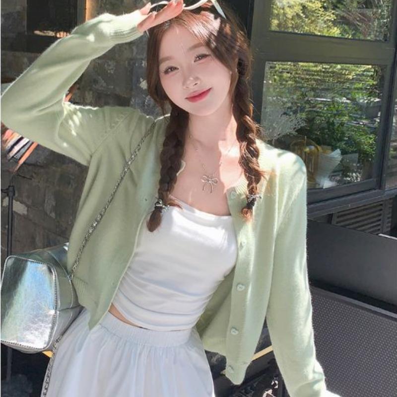 

Soft and Versatile Cardigan Jacket, A New Early Autumn Sweater and Knitted Top for Women One Size зелений