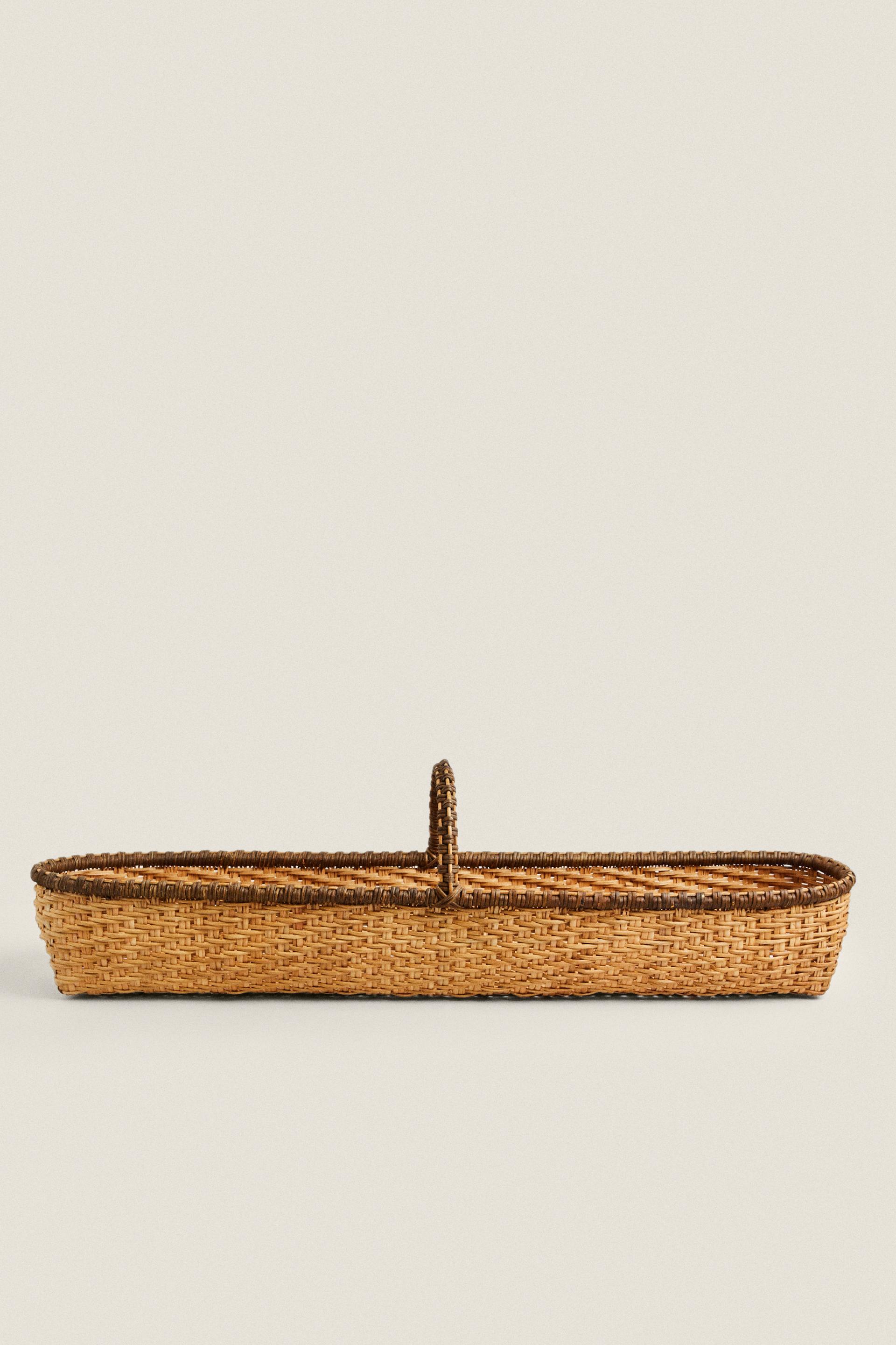 

ДЛИННАЯ КОРЗИНА С КОНТРАСТНЫМ КРОМКОМ И РУЧКОЙ