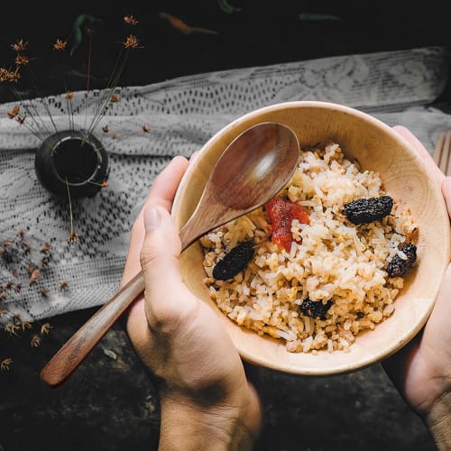 YFWOOD 5-Piece Set of 20cm Natural Wood Spoons with Genuine Lacquer Finish, Dinner Spoons with Medium-Long Handles, Wood Cutlery for Soup, Curry, and